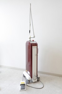 当院では炭酸ガスレーザーを導入しています。レーザー治療は、無圧的、無菌的に治療が行えるため 筋組織も痛めることなく治療の後の痛み、はれもないことからハグキに関する治療には最も適したもの と言われています。また初期むし歯の進行防止、知覚過敏の処置などにも仕様しています。