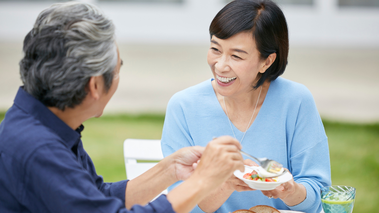 シニアが快適に食事を楽しんでいるイメージ